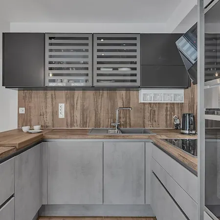 Family Violet , Centar Located *