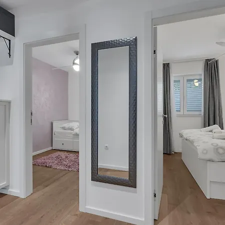 Family Violet , Centar Located Makarska