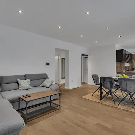 Family Violet , Centar Located