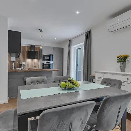 Family Violet , Centar Located *