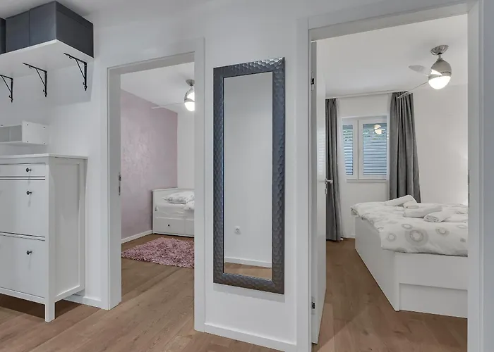 Family Violet , Centar Located Макарська