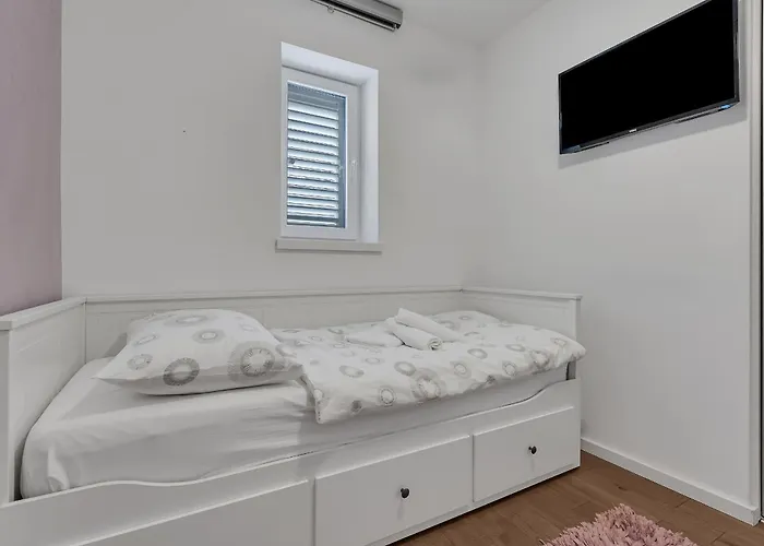 Апартаменти Family Violet , Centar Located *