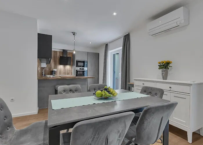 Family Violet , Centar Located *