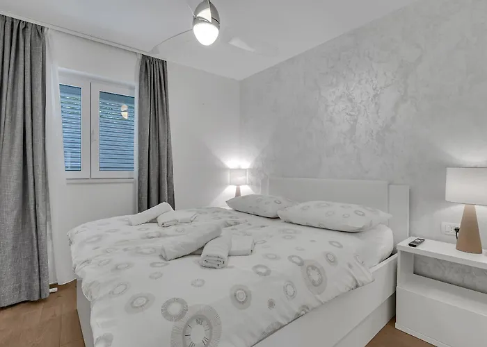 Family Violet , Centar Located *