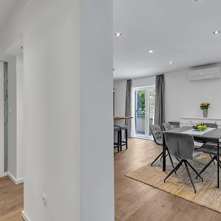 Family Violet , Centar Located Apartament Makarska