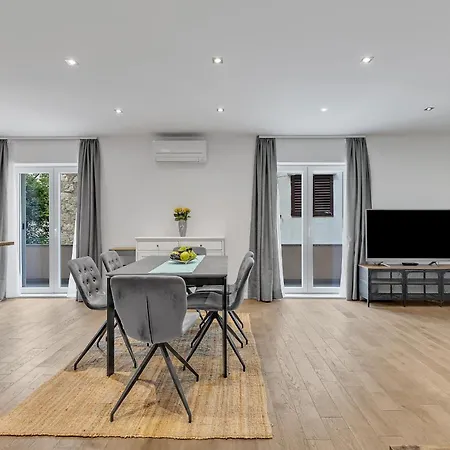 Family Violet , Centar Located Apartament Makarska