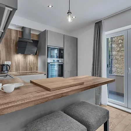 Family Violet , Centar Located شقة