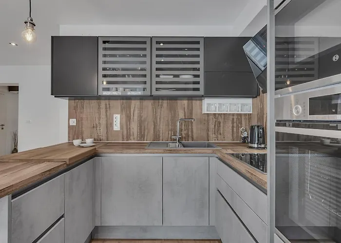 Family Violet , Centar Located *