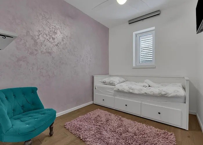 Family Violet , Centar Located