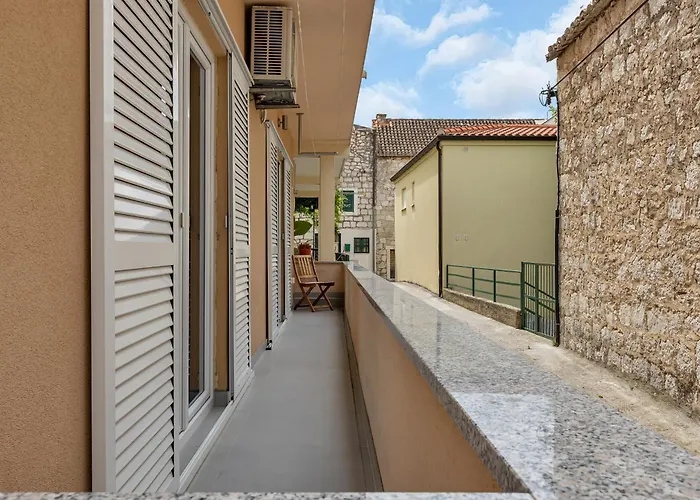 Family Violet , Centar Located