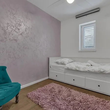 Family Violet , Centar Located