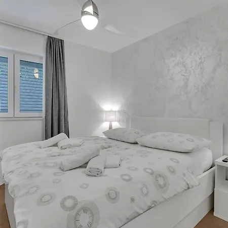 Family Violet , Centar Located *