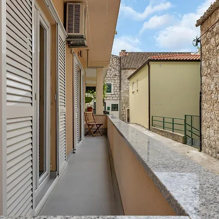 Family Violet , Centar Located